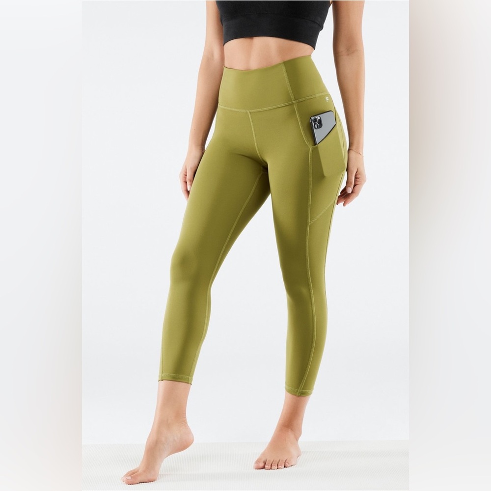 Fabletics Oasis High Waisted Sage Green Pocket Capri Leggings NWT Retail $74.95